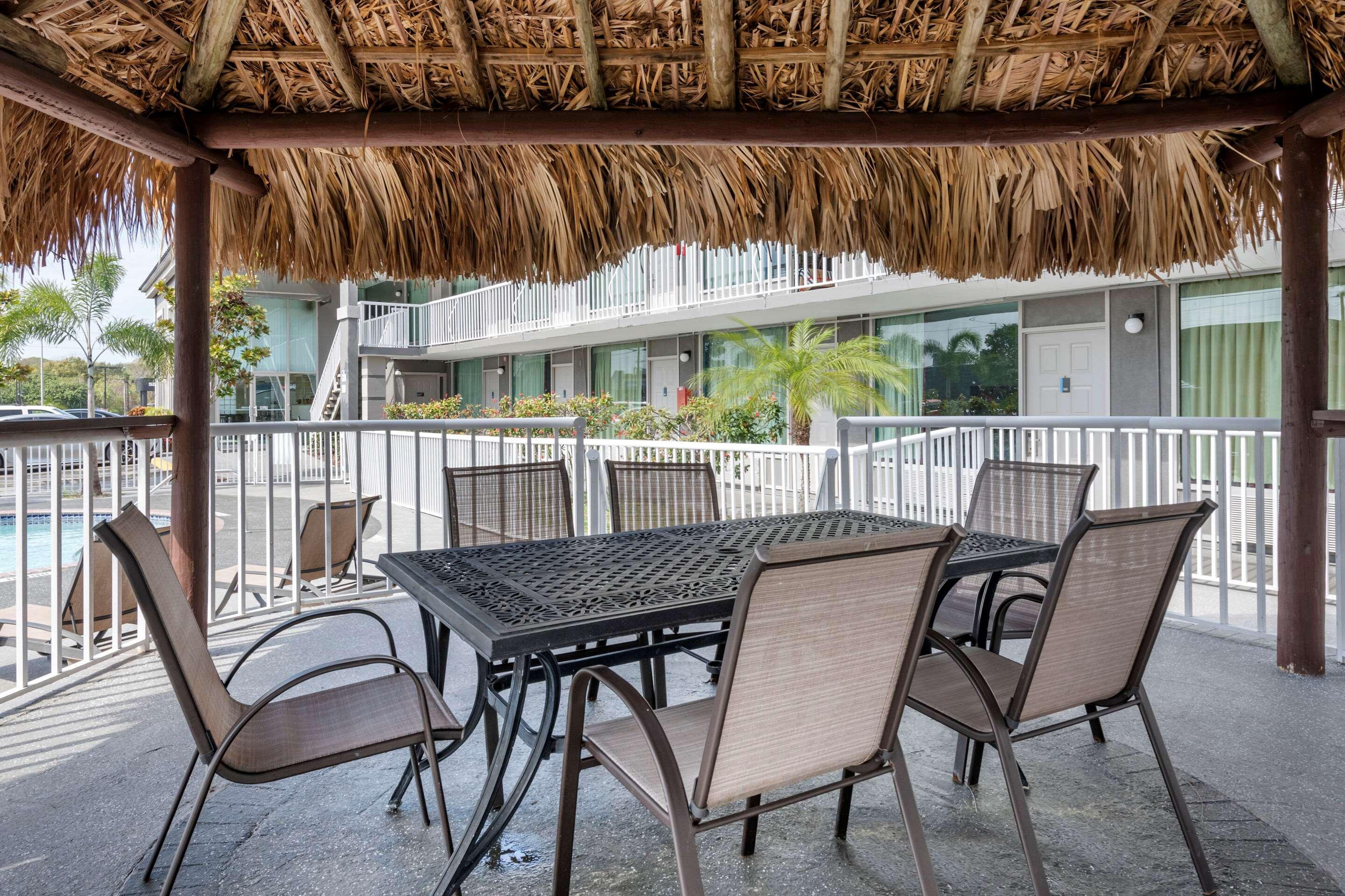ניו פורט ריצ'י Rodeway Inn מראה חיצוני תמונה