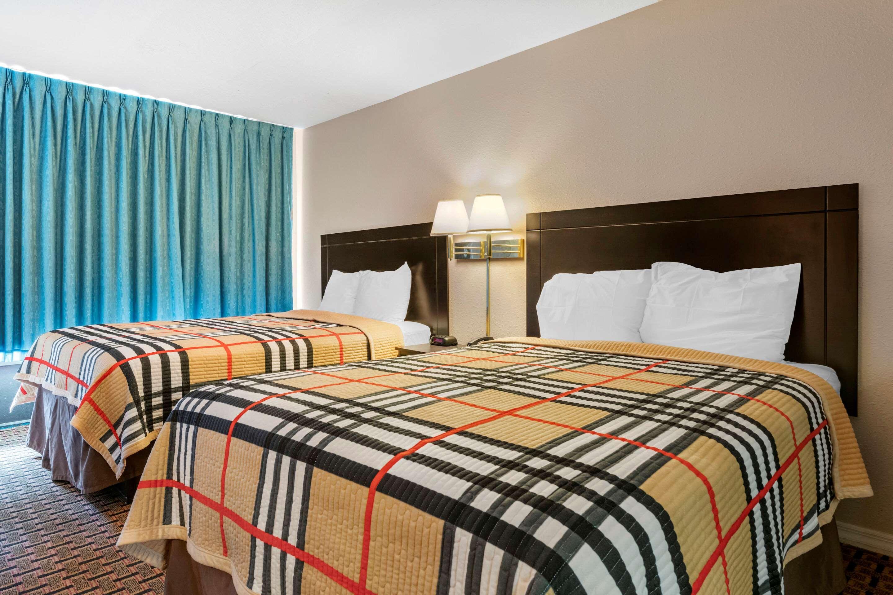 ניו פורט ריצ'י Rodeway Inn מראה חיצוני תמונה
