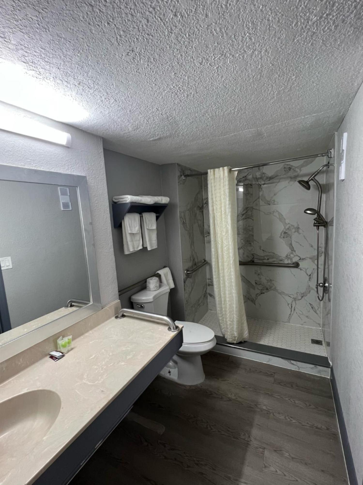 ניו פורט ריצ'י Rodeway Inn מראה חיצוני תמונה
